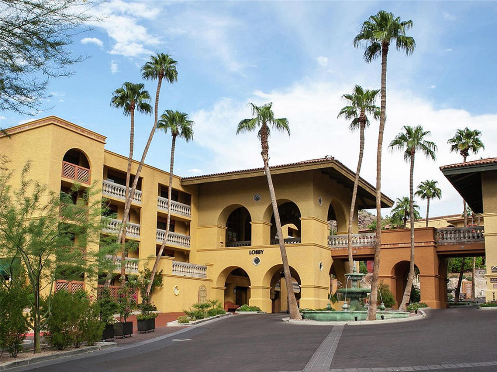 Hilton Phoenix Tapatio Cliffs Resort lobby entrance from the exterior